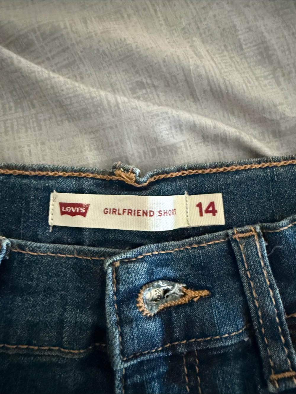 Levi's Girlfriend Short Jeans in Dark Blue Denim